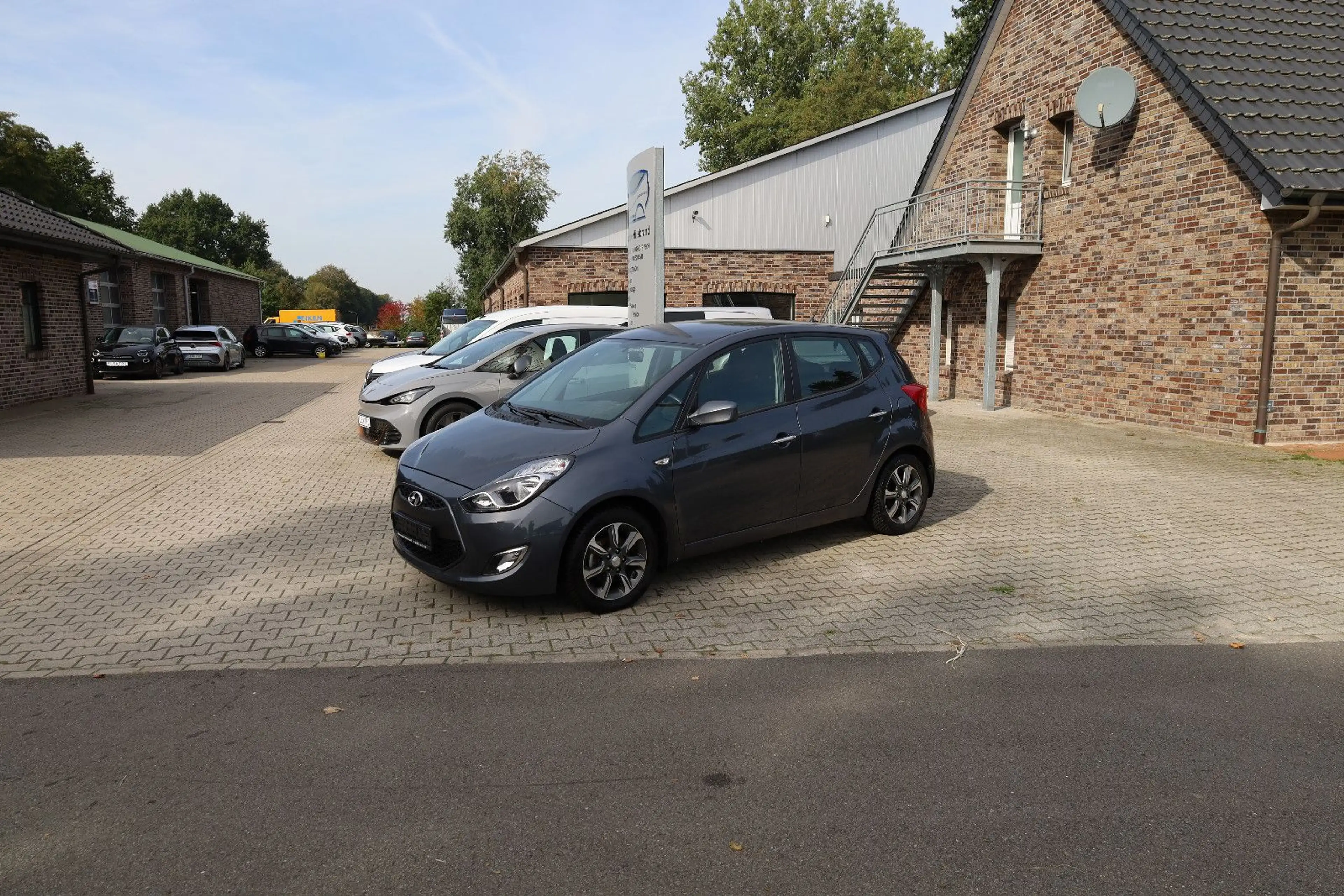 Hyundai iX20 1.6 Space Plus-Paket blue — photo 3