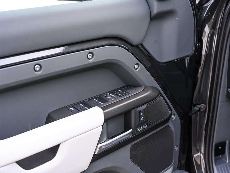 2026 Land Rover Defender 110 P400 X thumb 17