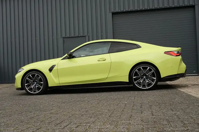 BMW M4 view 4