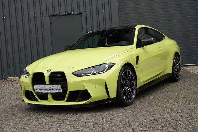 BMW M4 view 3