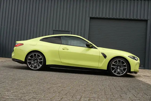 BMW M4 view 8