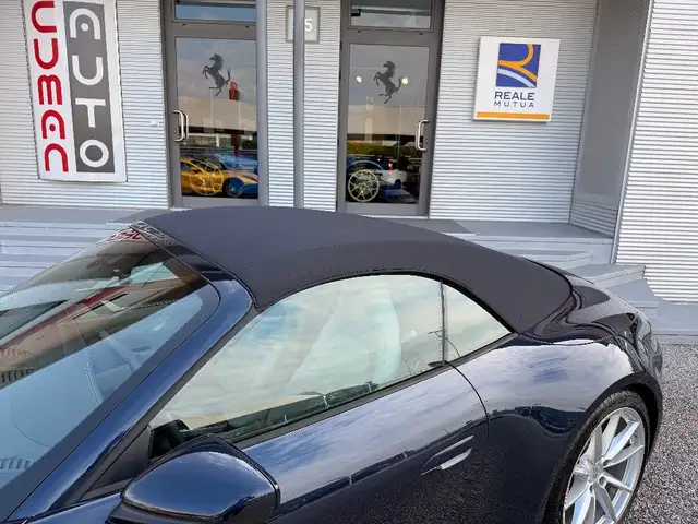 Porsche 911 view 7