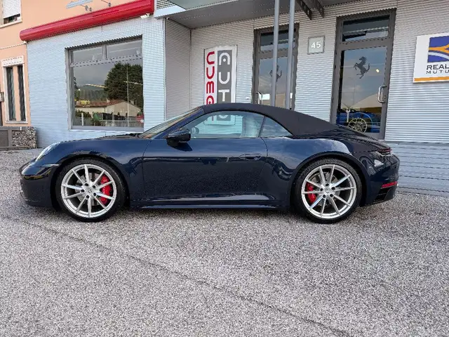 Porsche 911 view 6