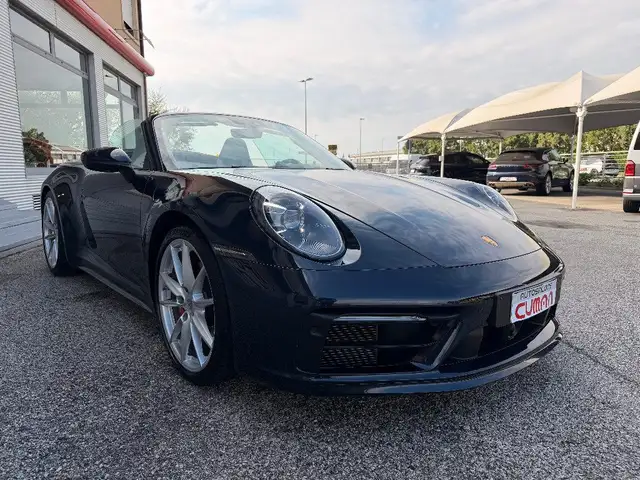 Porsche 911 view 3