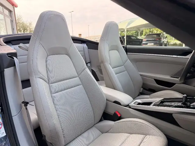 Porsche 911 view 12