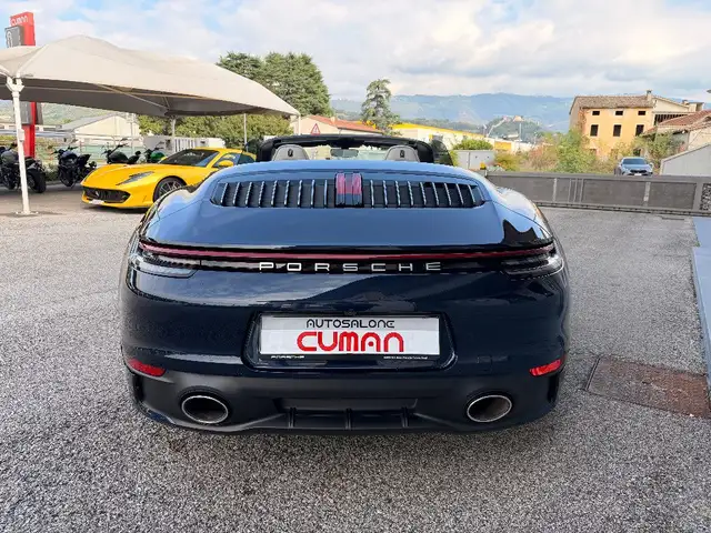 Porsche 911 view 8