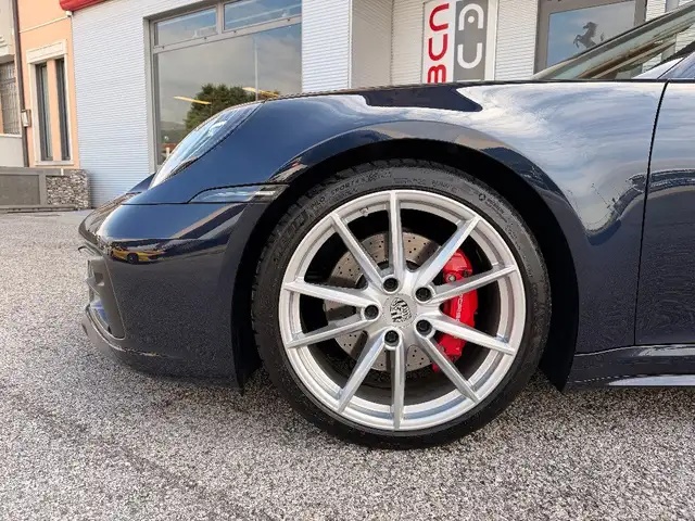 Porsche 911 view 4
