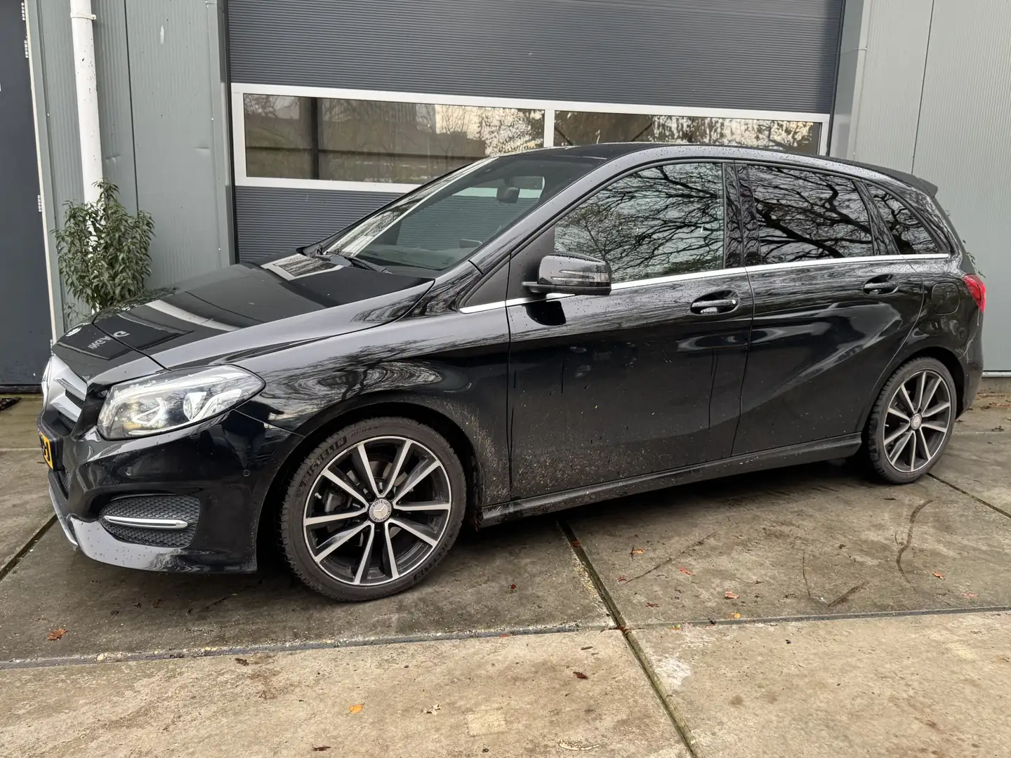 Mercedes-Benz B 180 Ambition plus 122pk Automaat Navigatie PDC AMG Lin Noir - 2