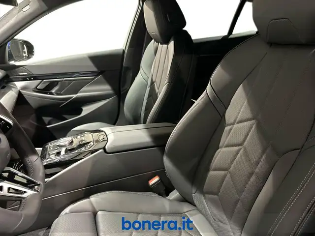 BMW 5 Series view 15
