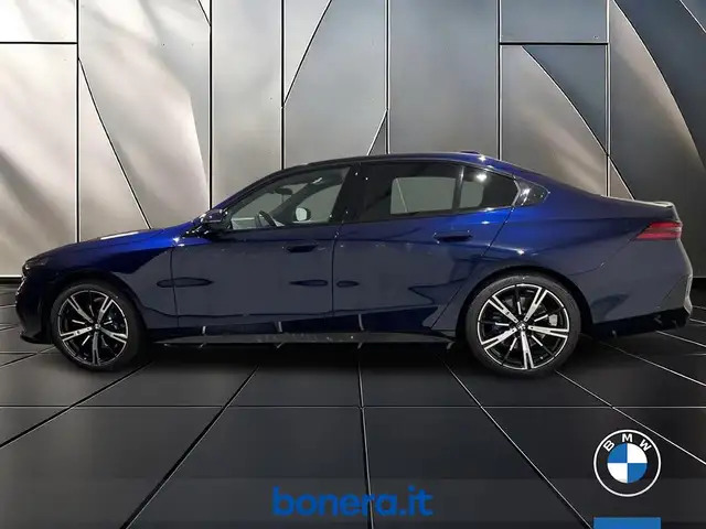 BMW 5 Series view 8
