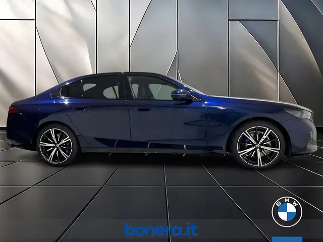 BMW 5 Series view 4