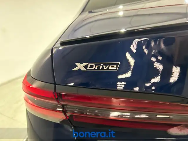 BMW 5 Series view 9