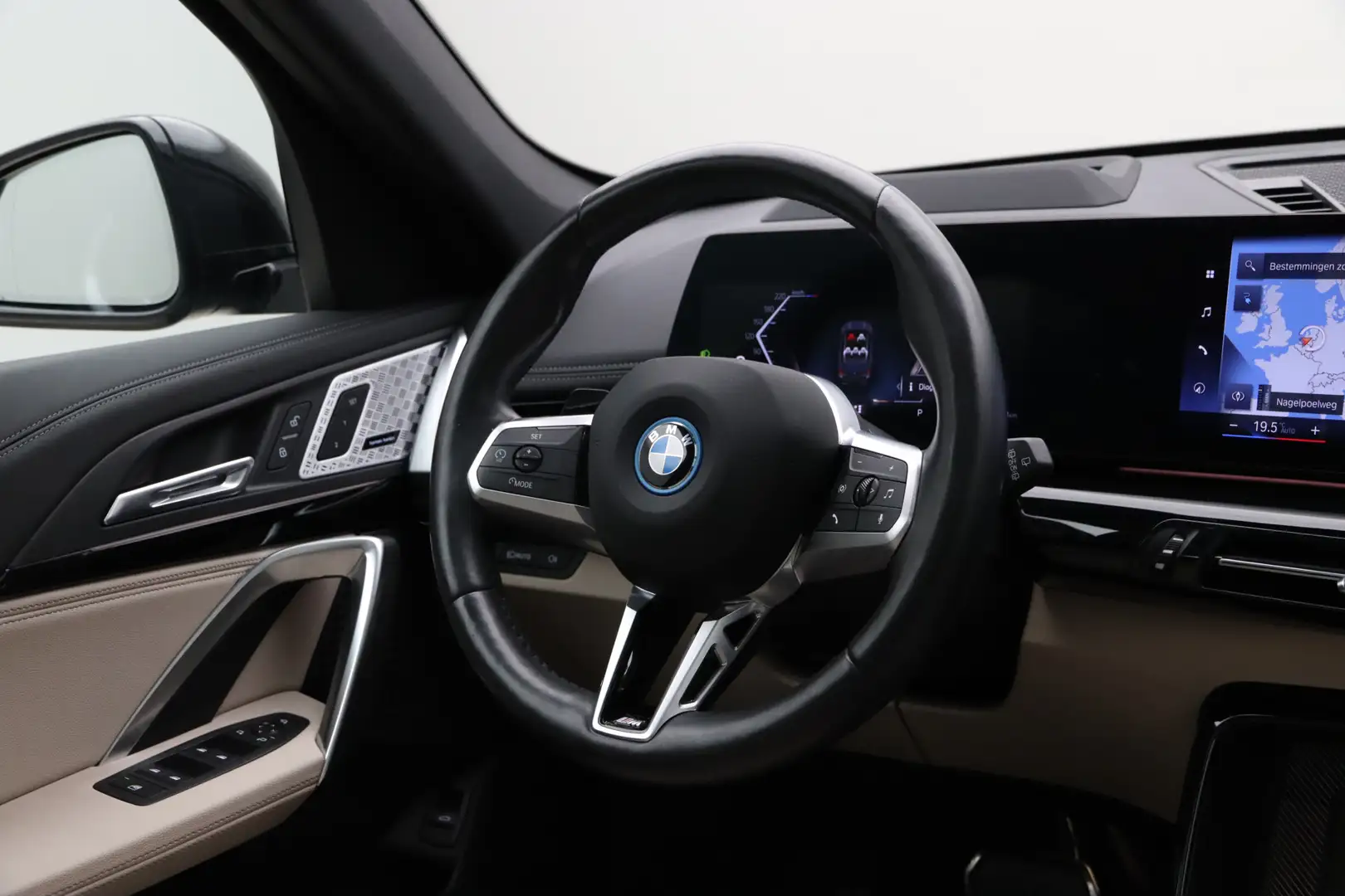 BMW iX1 xDrive30 M-Sport Grijs - 2
