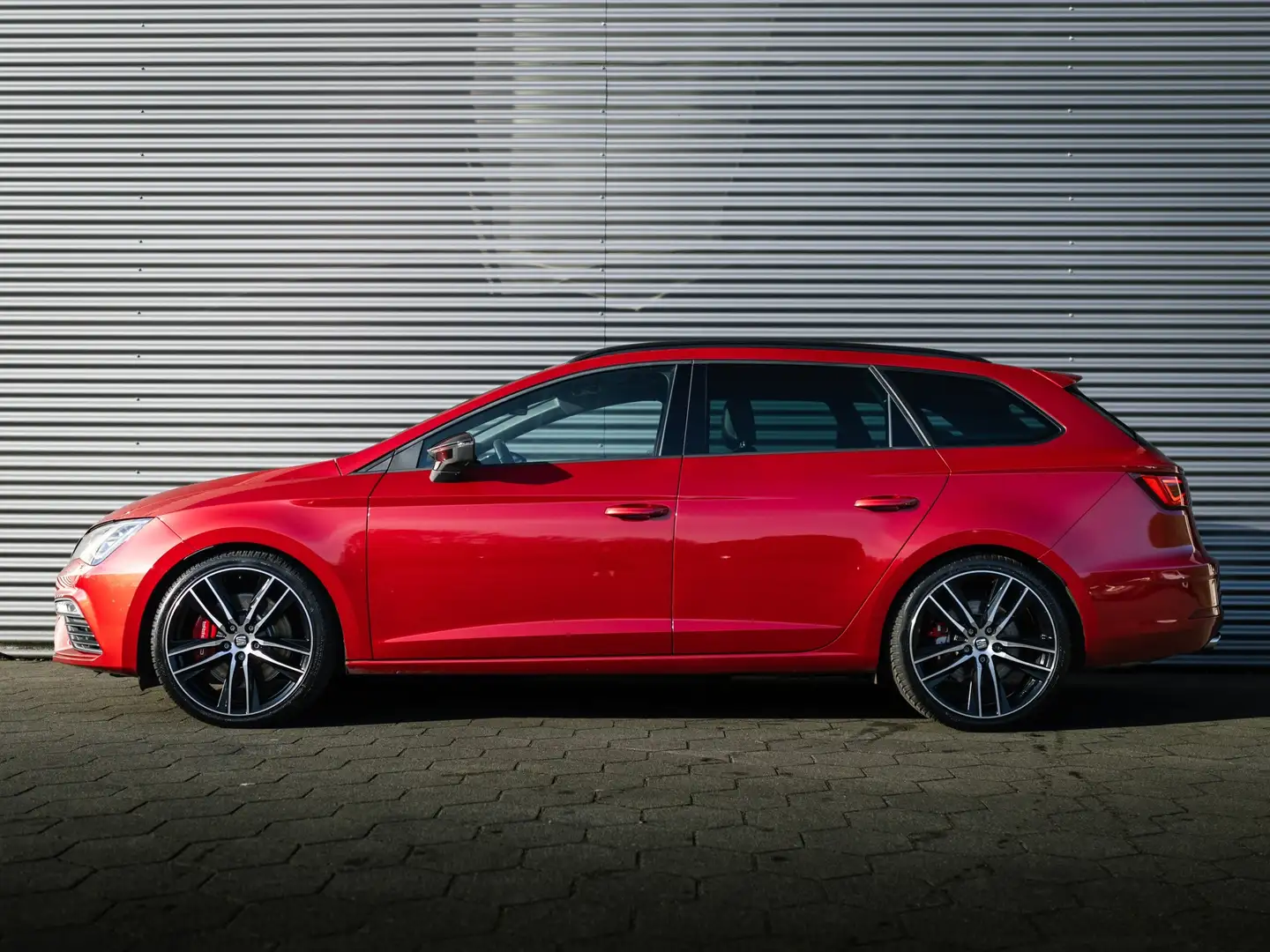 SEAT Leon ST 2.0 TSI CUPRA 300 4DRIVE PANO CAMERA SEATSOUND Rood - 2