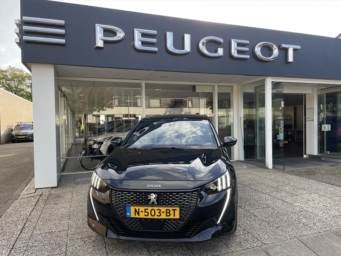 Peugeot 208 1.2 PureTech 100pk Zwart - 1