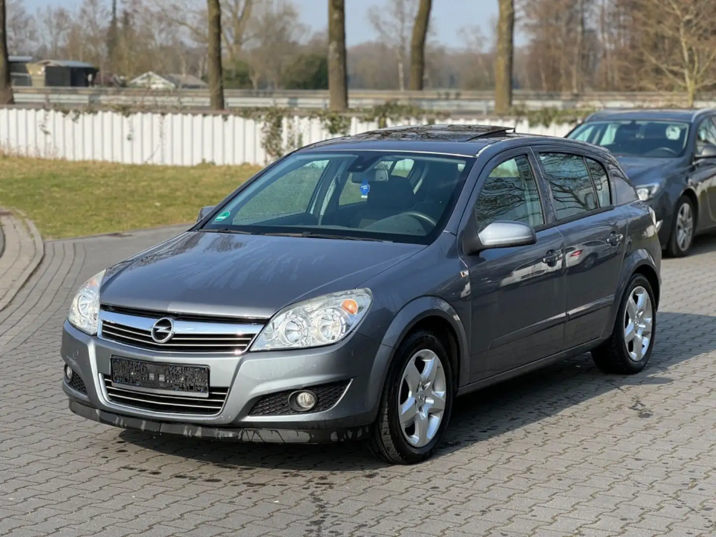 Opel Astra H Lim. Navi Panorama Grau - 1