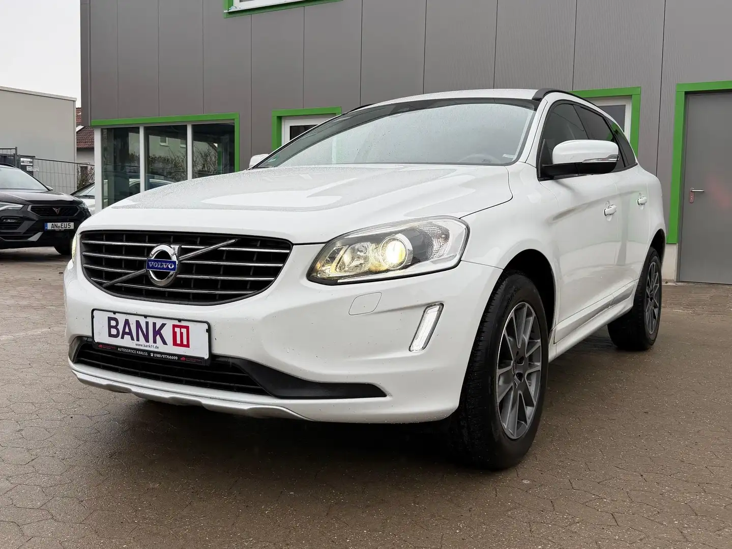 Volvo XC60 Kinetic 2WD / Sitzheizung / Navi / 8-Fach Biały - 1