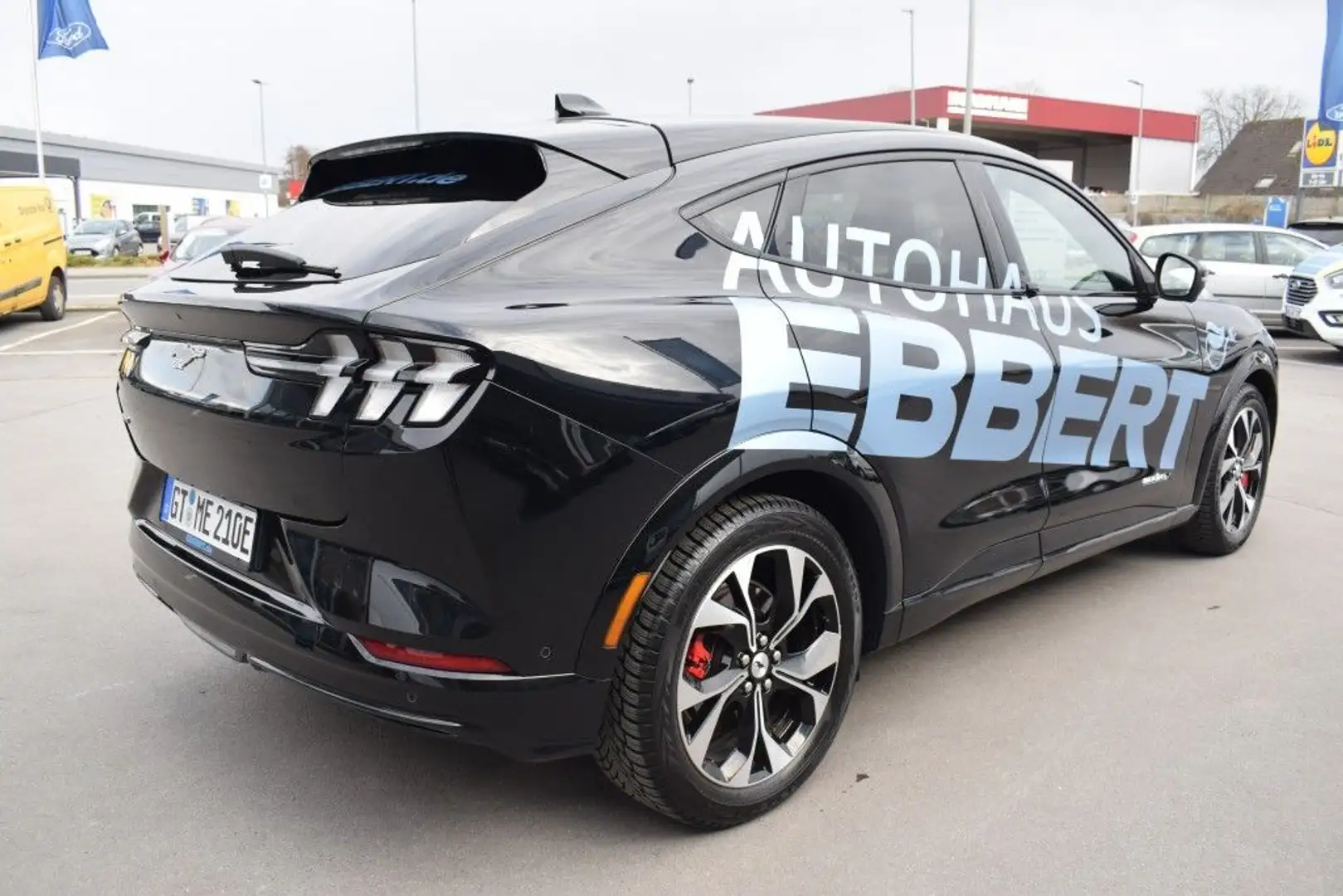 Ford Mustang Mach-E AWD Schwarz - 2
