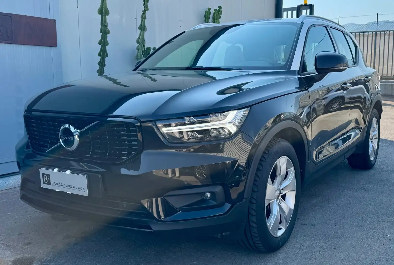 Volvo XC40 D4 AWD Geartronic Momentum Noir - 1