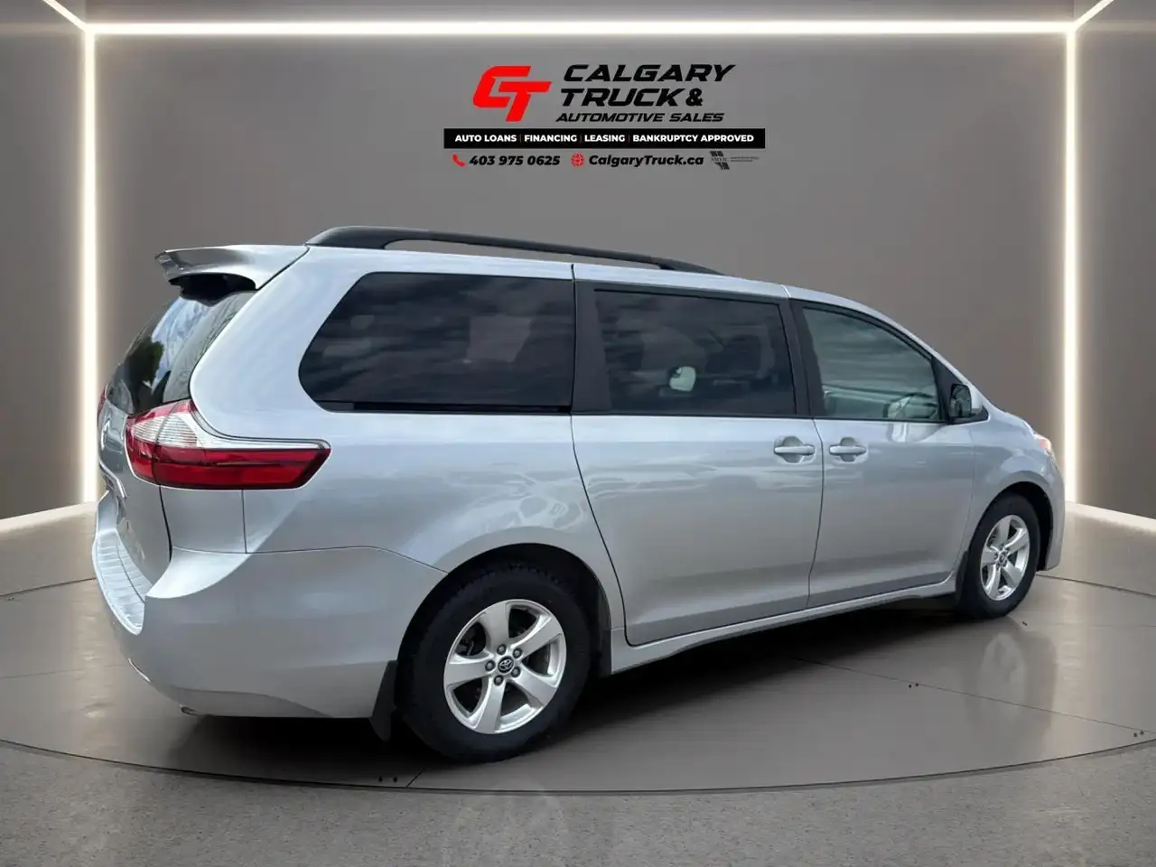 Toyota Sienna photo Toyota Sienna
