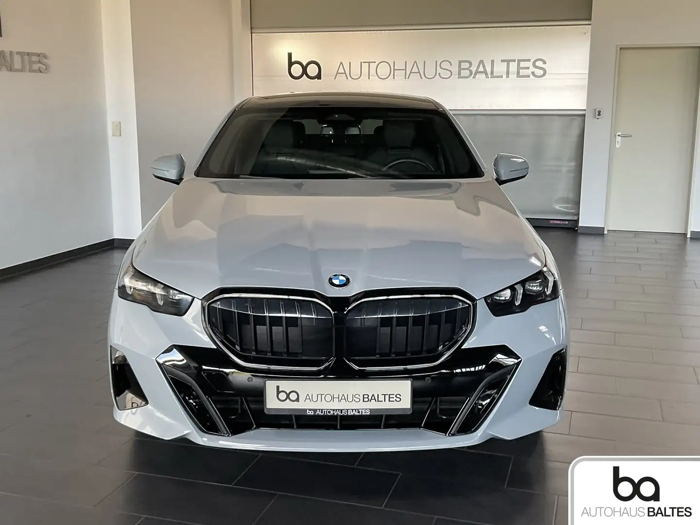 BMW 540 540d xDrive M Sport 20/Pano/DrivPl/HK/Ico/AHK Grau - 2