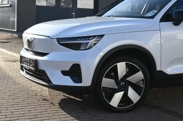 Volvo C40 view 2