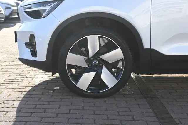 Volvo C40 view 3
