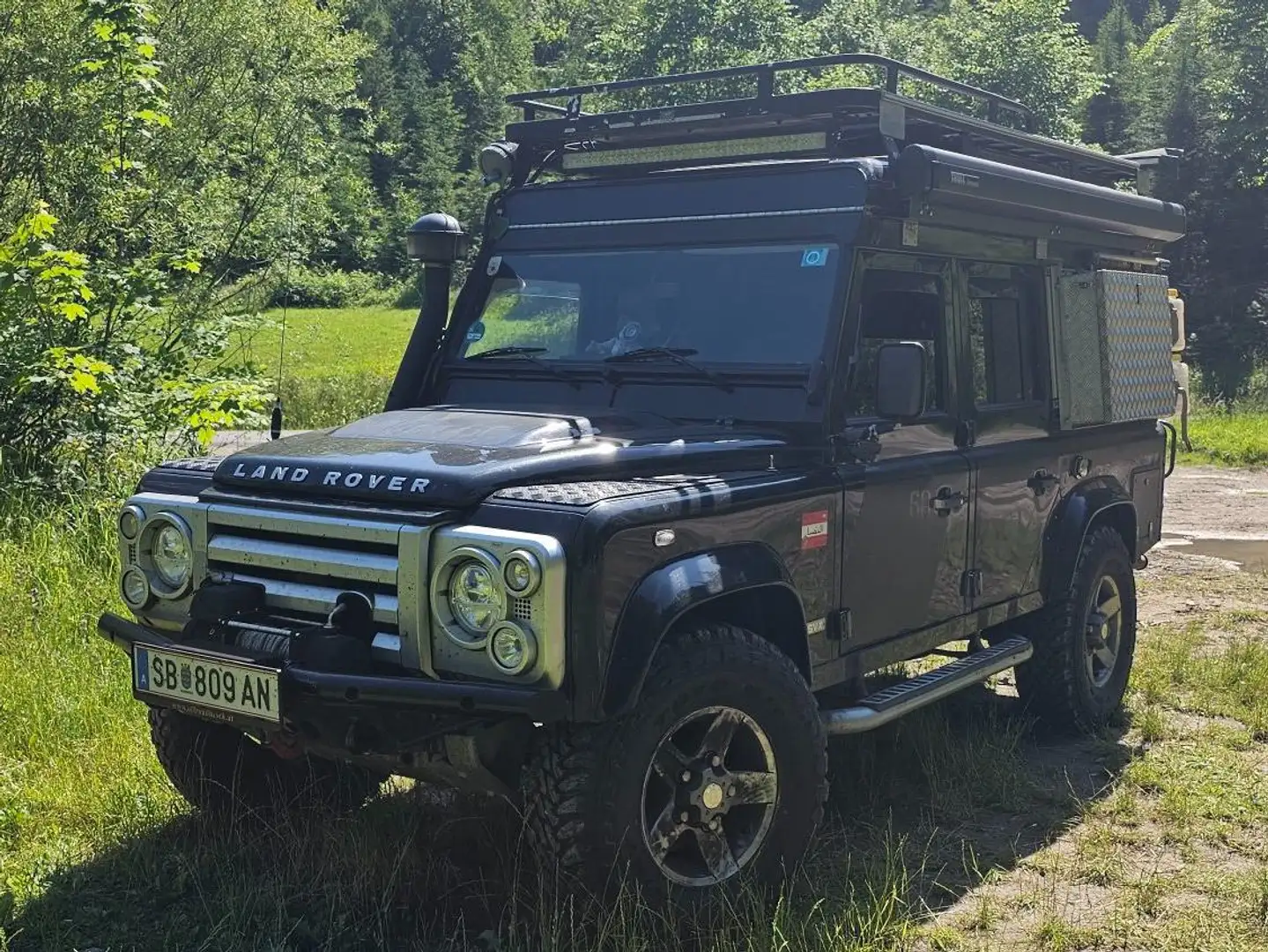 Land Rover Defender Defender 110" Station Wagon 2,4 TD SVX SVX Schwarz - 1