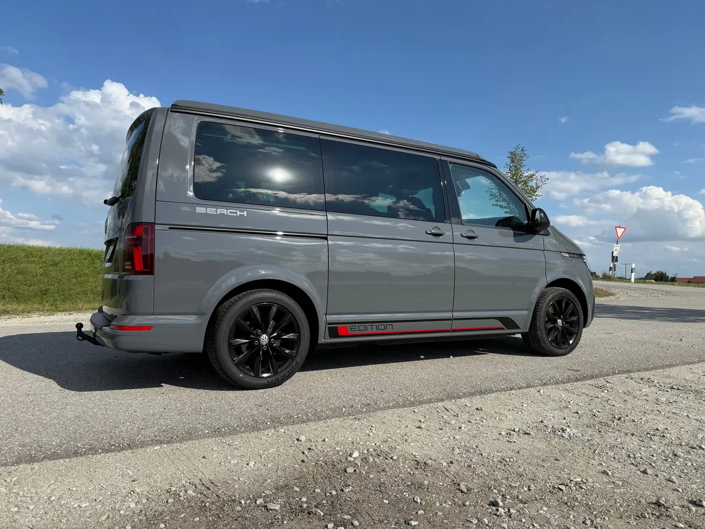 Volkswagen T6.1 California T6 TDI BMT 4MOTION DSG 4MOTION Beach Tour Edition Gris - 1