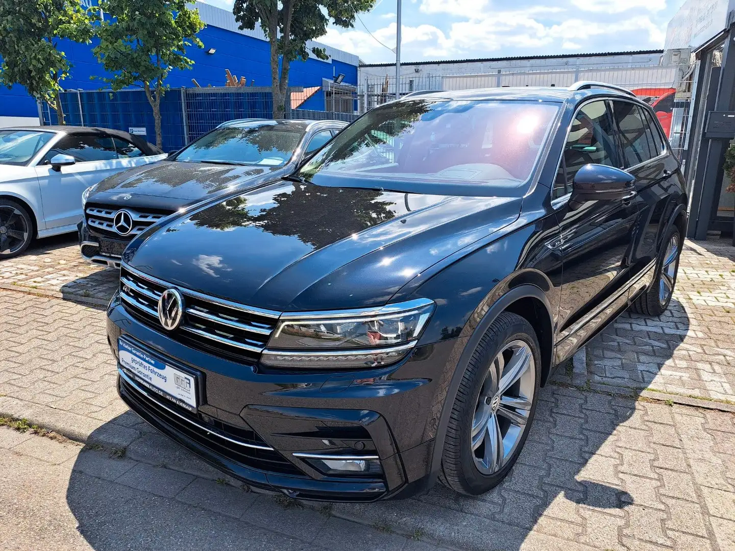 Volkswagen Tiguan IQ.DRIVE R LINE ACC+PANO+CAM+SPUR Schwarz - 1