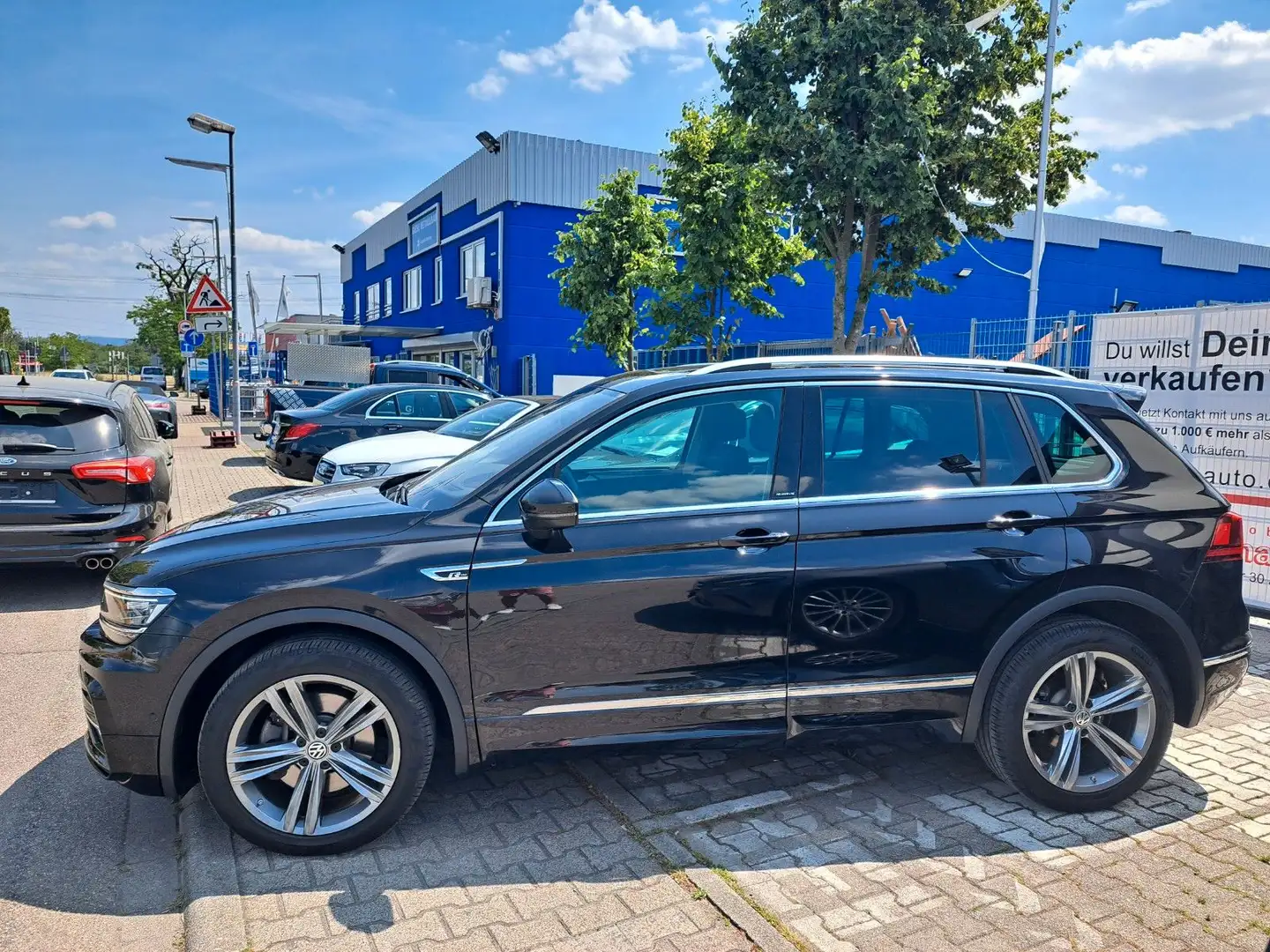 Volkswagen Tiguan IQ.DRIVE R LINE ACC+PANO+CAM+SPUR Schwarz - 2