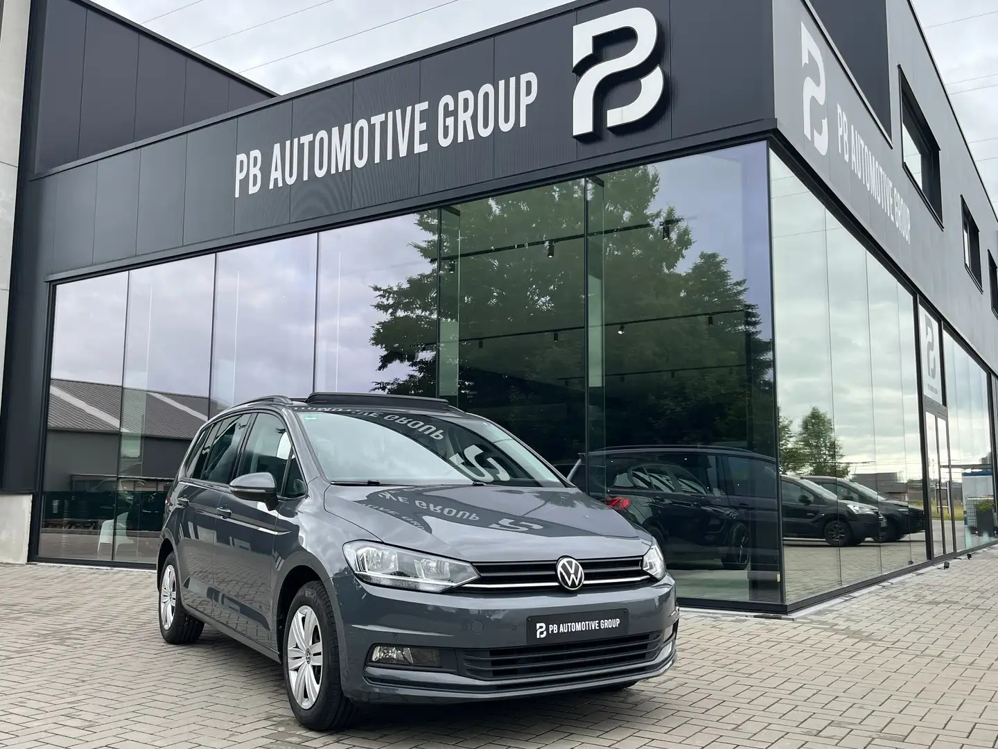 Volkswagen Touran 1.5 TSI Trendline DSG Navigatie-Panodak-BT-Pdc... Grau - 1