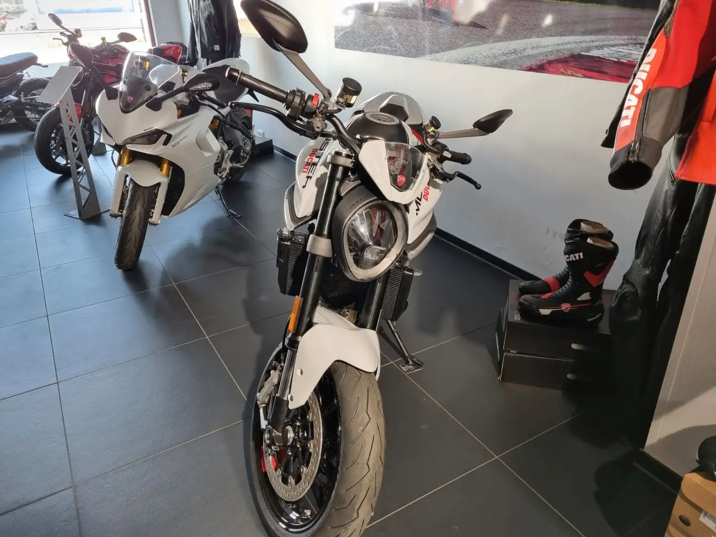 Ducati MONSTER + Modell 2024 Weiß - 1