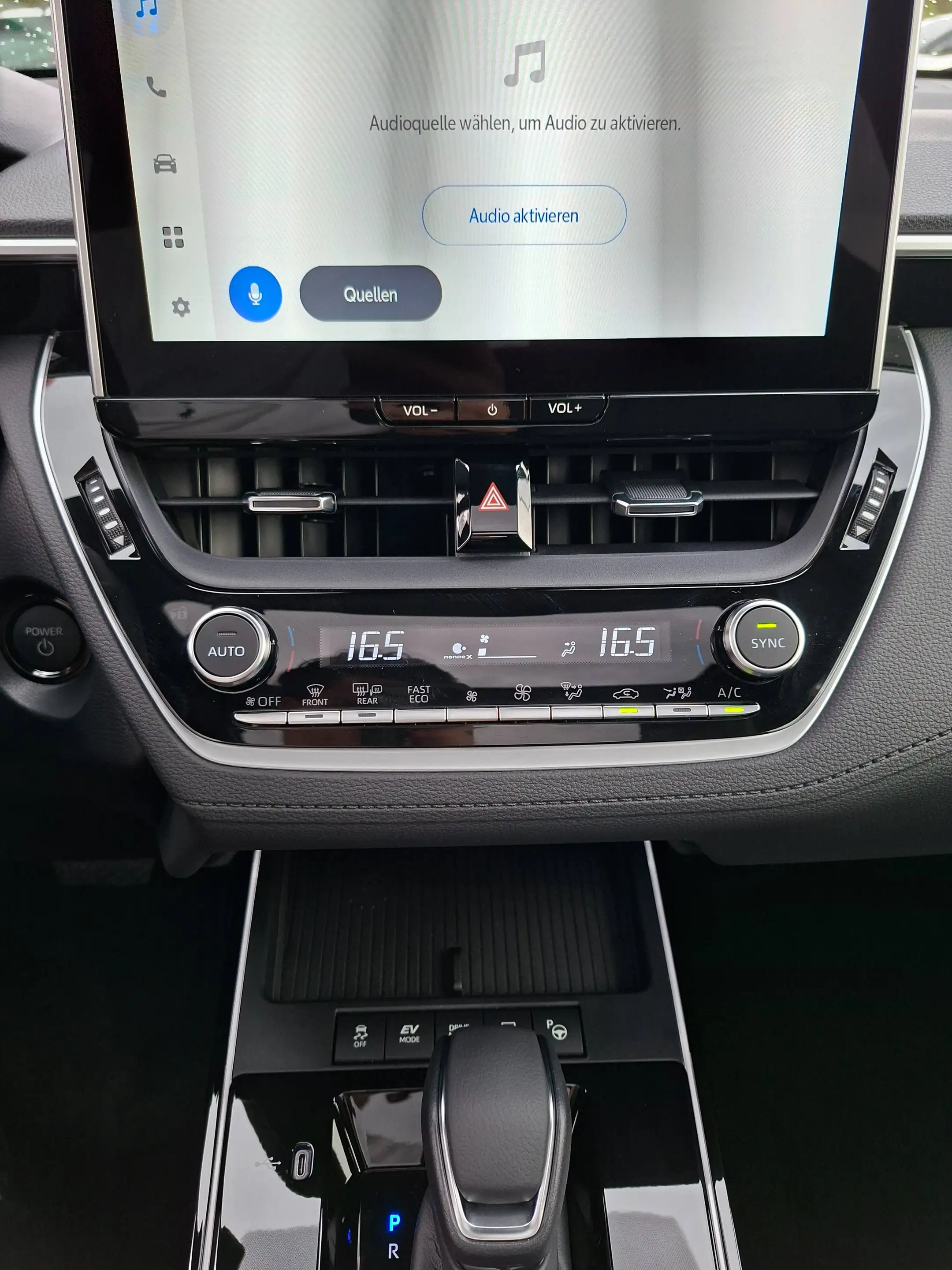 Toyota Corolla Cross 2,0 Hybrid E-CVT Lounge — photo 12