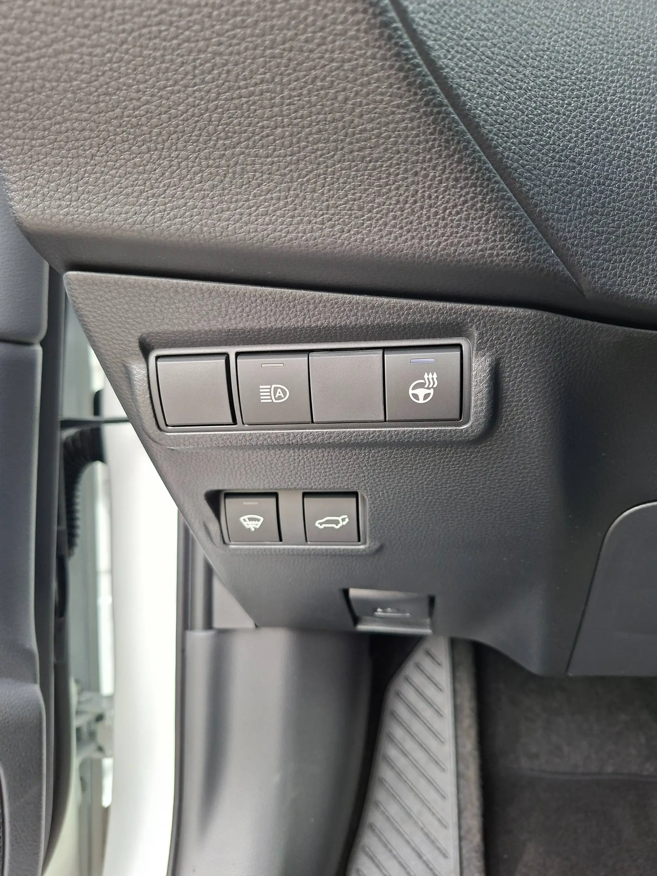Toyota Corolla Cross 2,0 Hybrid E-CVT Lounge — photo 10