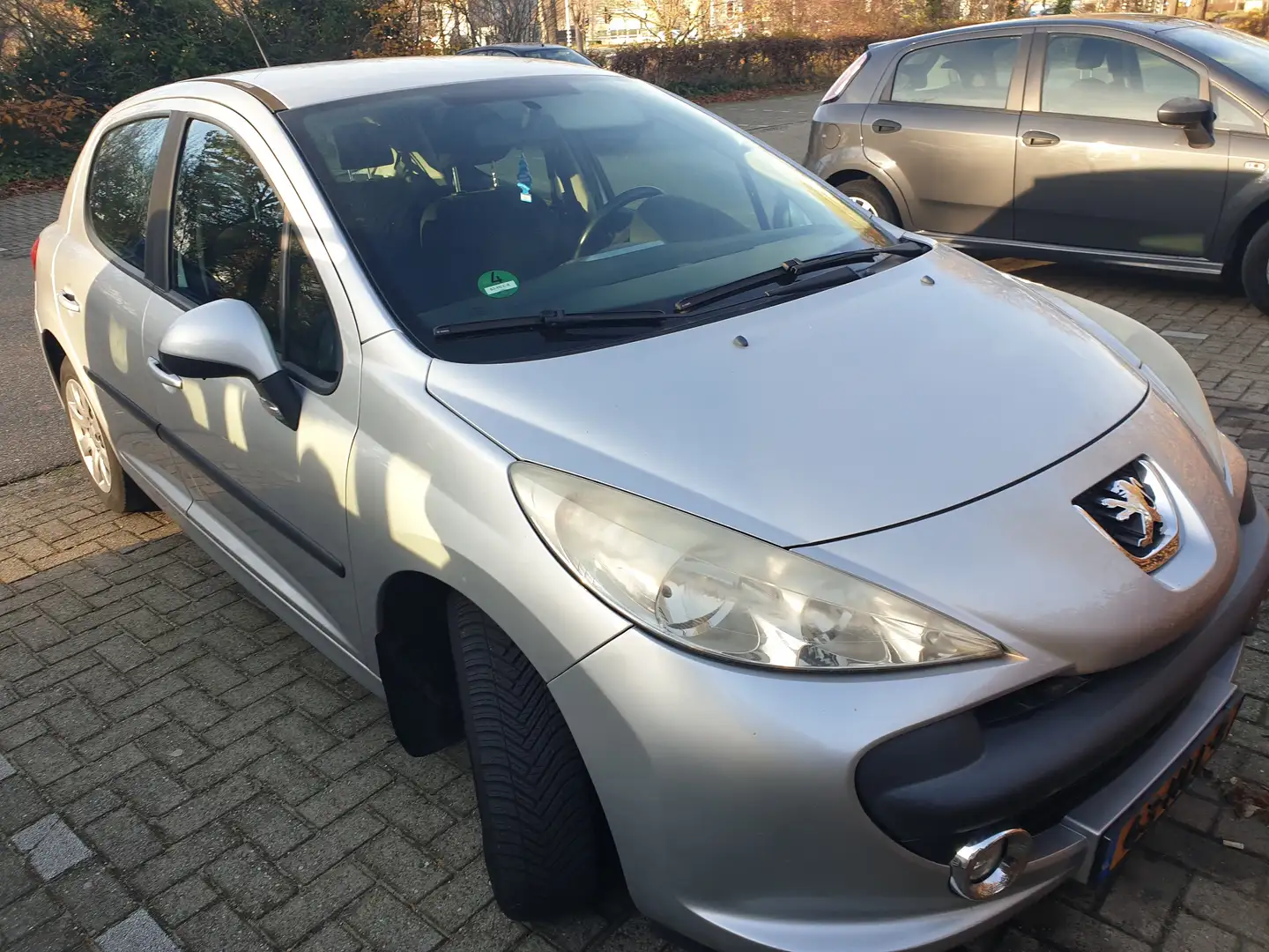 Peugeot 207 207 1.4 VTi 2009Nieuwe apk! 5-12-2026 2400euro Zilver - 1