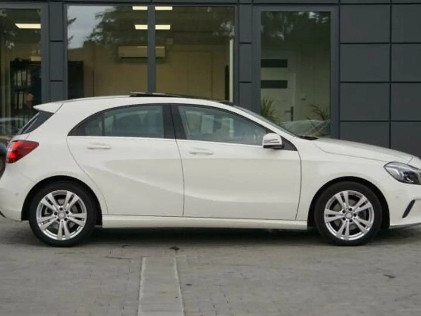 Mercedes-Benz A 220 A 220 d Business 4matic 177cv auto Bianco - 2