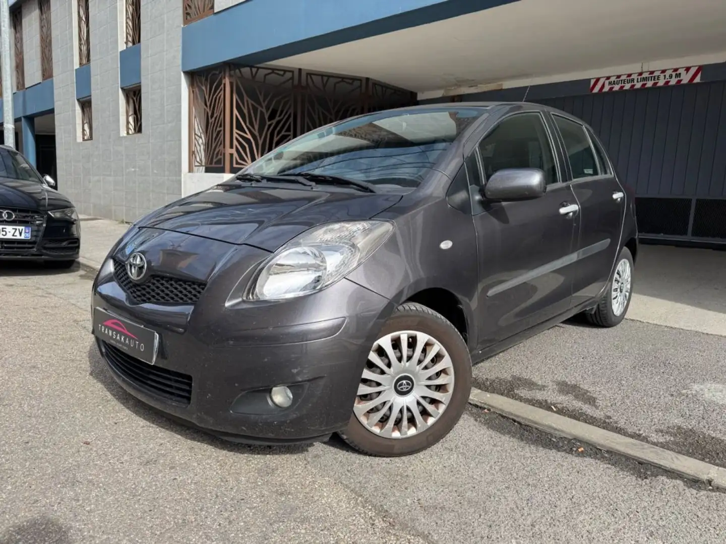 Toyota Yaris 1.0L 69 CV VVT-i Confort Pack ( Suivi ) Grau - 1