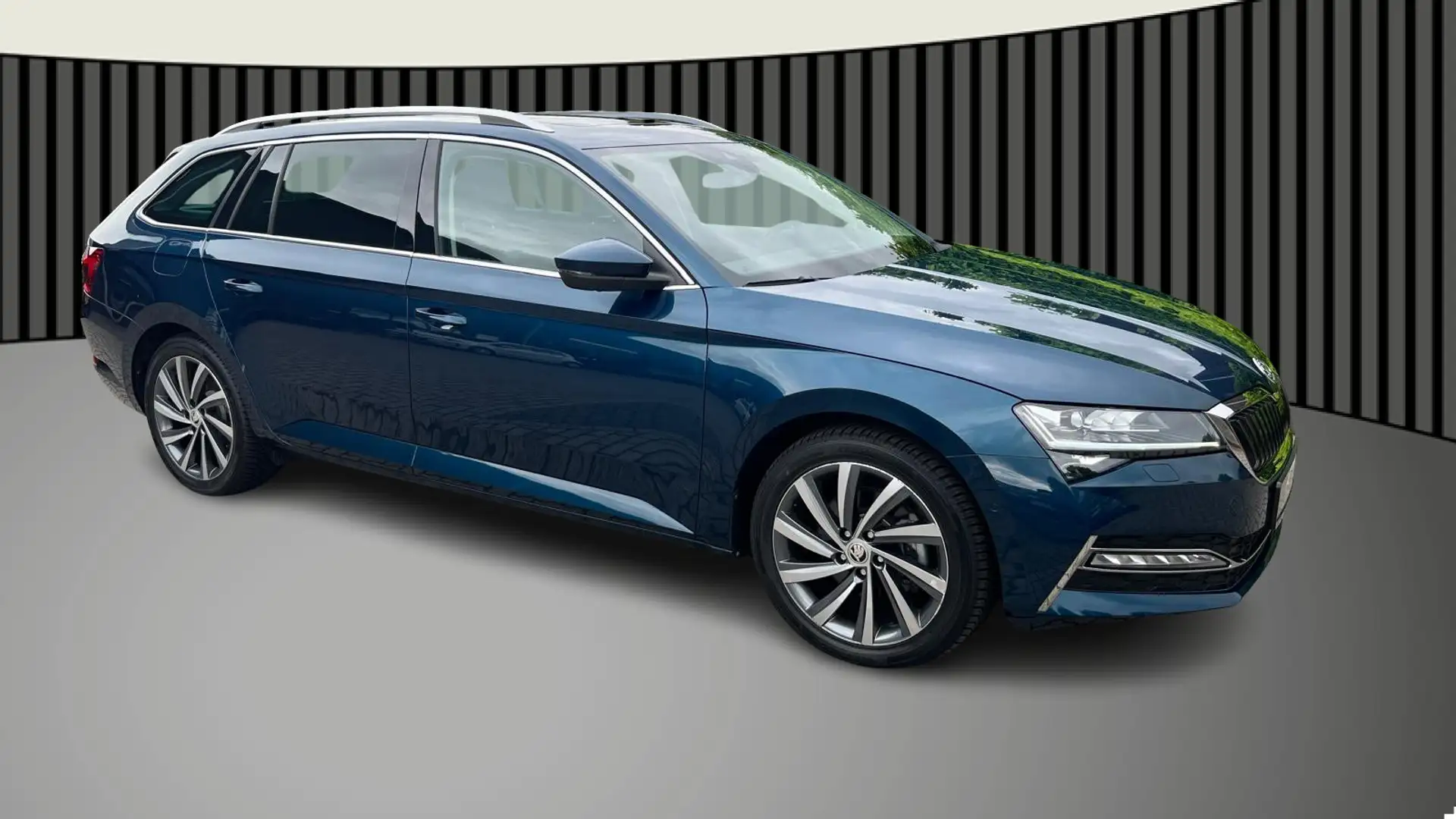 Skoda Superb Combi 1.4 TSI iV Business Edition panorama, camera Blauw - 2