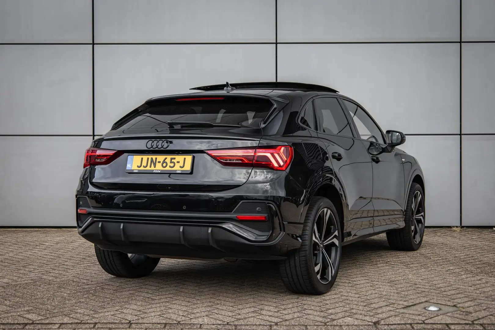 Audi Q3 Sportback 45 TFSIe 245pk S Edition | Panoramadak | Noir - 2