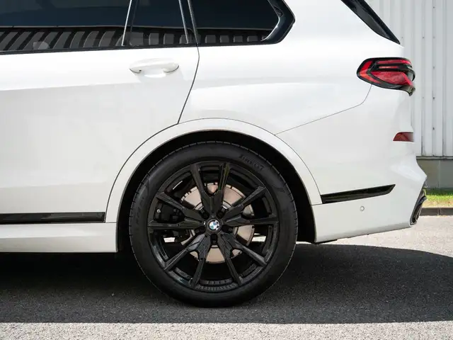 BMW X7 view 12