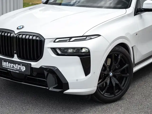 BMW X7 view 8