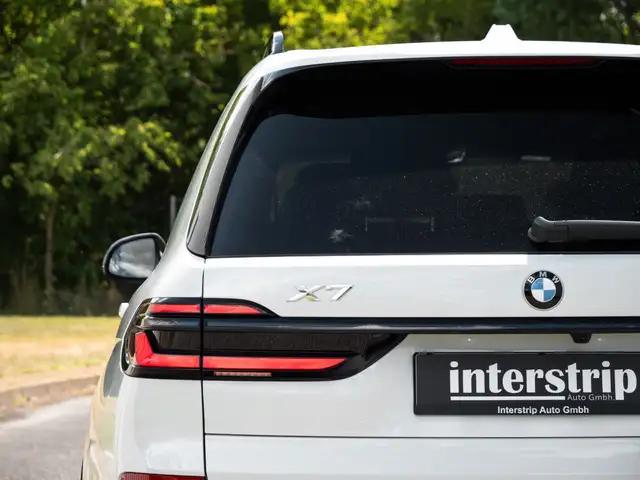 BMW X7 view 9