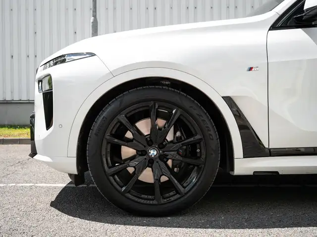 BMW X7 view 11