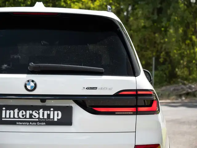 BMW X7 view 10