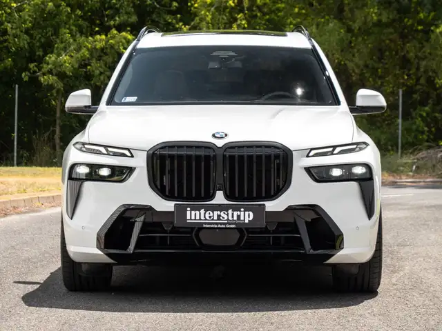 BMW X7 view 2