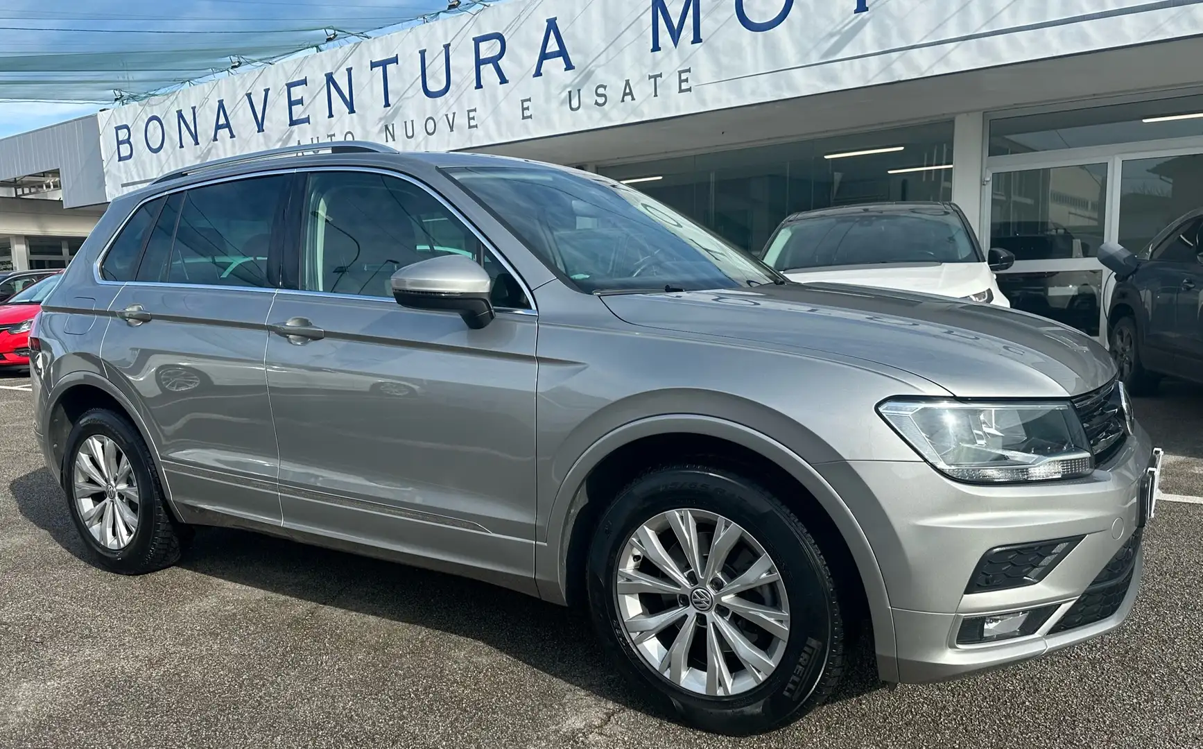 Volkswagen Tiguan 2.0 tdi Business 150cv dsg “PDC-NAVI-CRUISE” Gris - 1