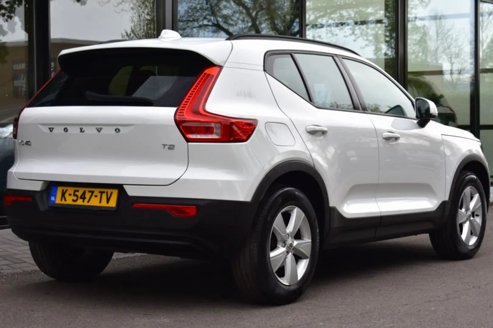 Volvo XC40 T2 129pk Aut. Momentum Core | Navigation Tech | Hi Wit - 2