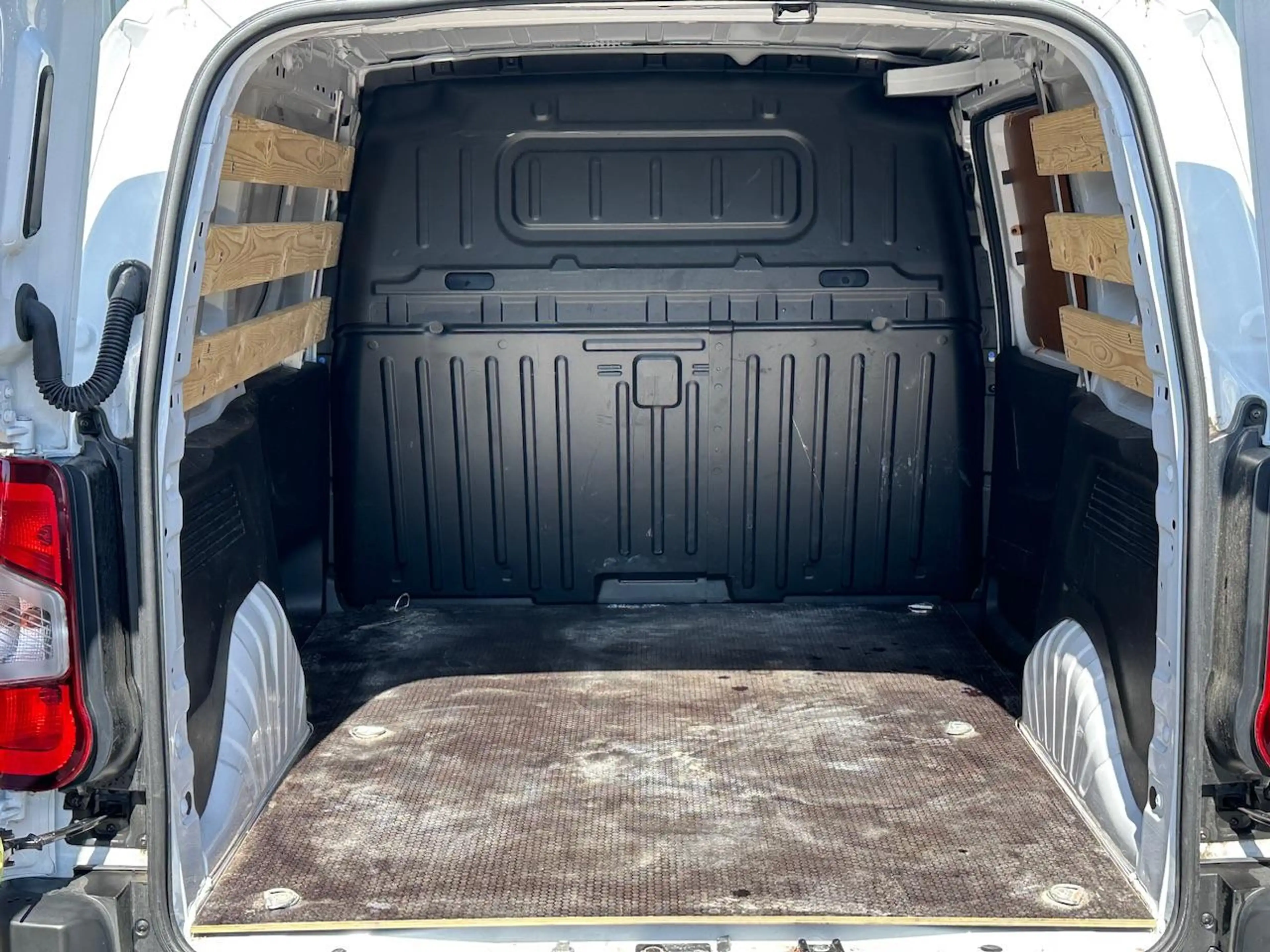 Peugeot Partner 1.5 BlueHDi 100 S&S L1 | Houten Afwerking Laadruim — photo 11