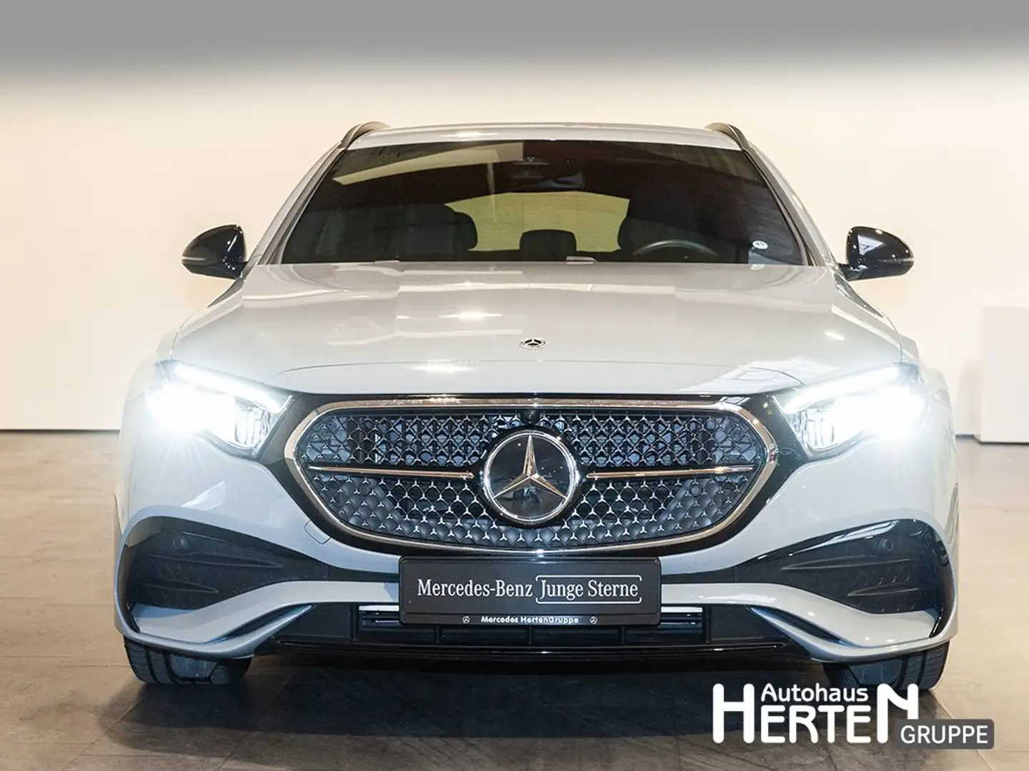 Mercedes-Benz E 300 T e+AMG+NIGHT+20"+AHK+BURMESTER+KEYLESS Grijs - 2